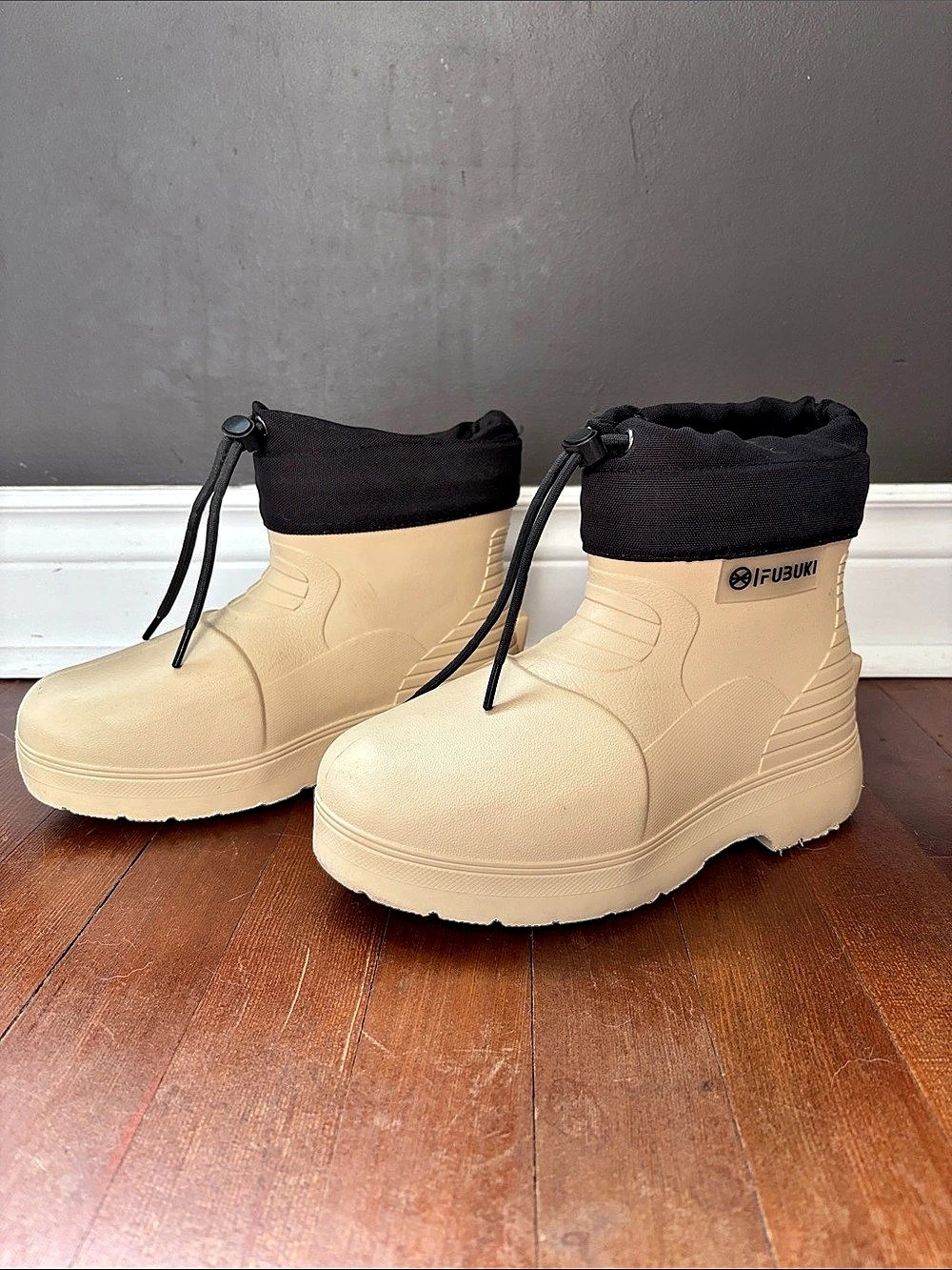 FUBUKI Niseko 3.0 Low Winter Boots in Sand & Black Like New